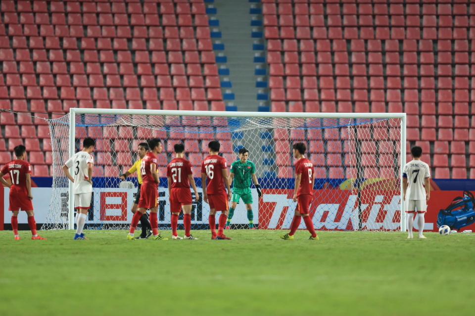Bùi Tiến Dũng bị đánh bại trên chấm 11m - Ảnh: Minh Tuấn 