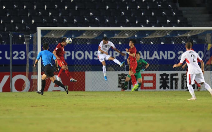 Khung thành của thủ môn Tiến Dũng gặp nhiều pha sóng gió. Ảnh: Minh Tuấn