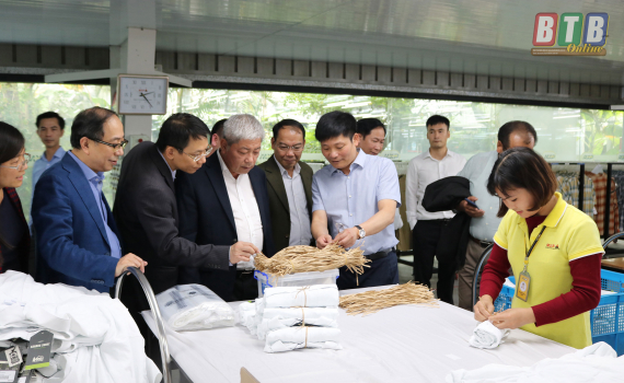 Đo&agrave;n c&ocirc;ng t&aacute;c Bộ Ngoại giao thăm C&ocirc;ng ty Cổ phần Sản xuất h&agrave;ng thể thao - MXP