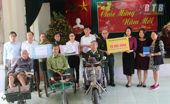 Đại diện C&ocirc;ng đo&agrave;n Ng&acirc;n h&agrave;ng Việt Nam tại Th&aacute;i B&igrave;nh thăm, tặng qu&agrave; cho thương binh, bệnh binh