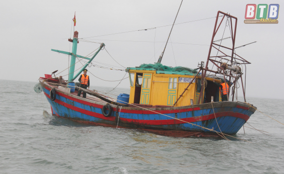 Đấu tranh với nạn khai thác thuỷ hải sản trái phép