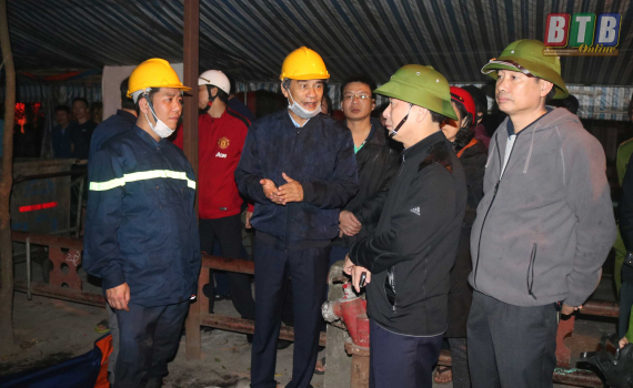 Cháy chợ Đề Thám: Đồng chí Phó Bí thư Tỉnh uỷ, Chủ tịch UBND tỉnh xuống hiện trường trực tiếp chỉ đạo công tác chữa cháy