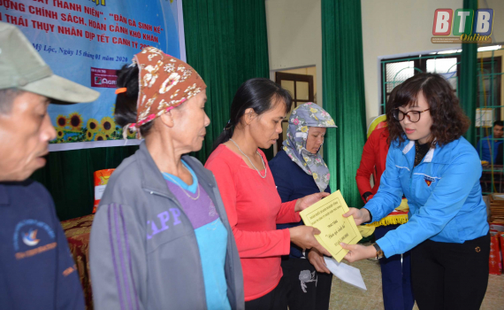 Hỗ trợ sinh kế, tặng qu&agrave; tết c&aacute;c đối tượng ch&iacute;nh s&aacute;ch, người c&oacute; ho&agrave;n cảnh kh&oacute; khăn