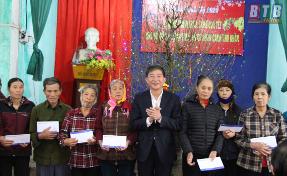 Đồng ch&iacute; Chủ nhiệm Ủy ban Kiểm tra Tỉnh ủy tặng qu&agrave; đối tượng ch&iacute;nh s&aacute;ch tại Th&aacute;i Thụy