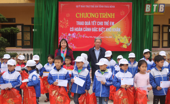 Trao 131 suất qu&agrave; cho trẻ em c&oacute; ho&agrave;n cảnh kh&oacute; khăn tại l&agrave;ng ch&agrave;i Cao B&igrave;nh