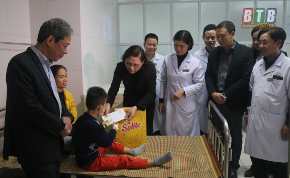 Thăm, tặng quà bệnh nhân nặng đang điều trị tại Bệnh viện Nhi Thái Bình