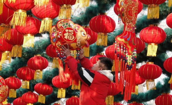 Ch&acirc;u &Aacute; phủ sắc đỏ, rộn r&agrave;ng đ&oacute;n Tết Nguy&ecirc;n đ&aacute;n