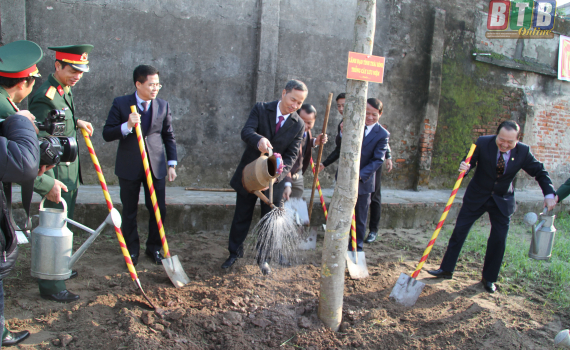 Các đồng chí lãnh đạo Tỉnh ủy, HĐND, UBND tỉnh; lãnh đạo các sở, ban, ngành, địa phương tham gia lễ phát động “Tết trồng cây đời đời nhớ ơn Bác Hồ”