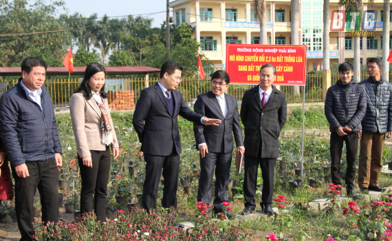 C&aacute;c đồng ch&iacute; l&atilde;nh đạo tỉnh thăm, ch&uacute;c tết Trường Trung cấp N&ocirc;ng nghiệp Th&aacute;i B&igrave;nh