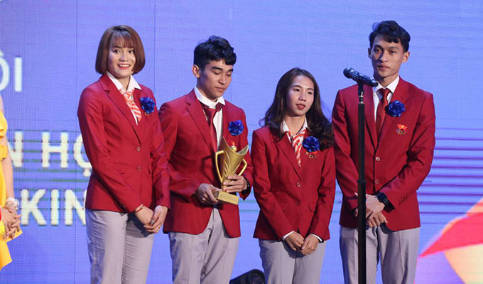 "Đồng đội của năm" thuộc về đội tiếp sức nam nữ 4x400m 