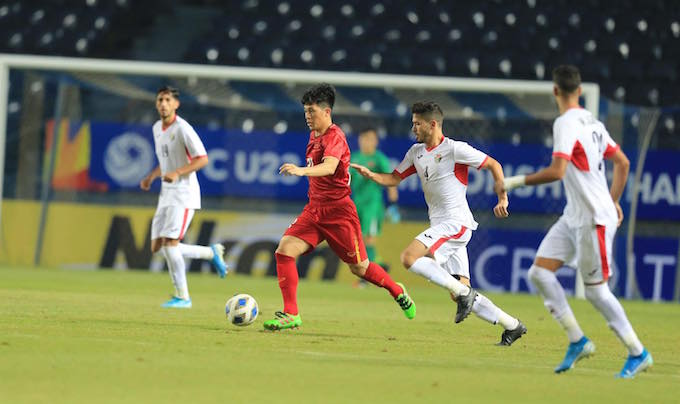 Sự có mặt của Đình Trọng giúp hàng thủ của U23 Việt Nam chắc chắn hơn. Ảnh: Minh Tuấn