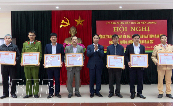 Kiến Xương: Năm 2020 kiểm tra tr&ecirc;n 1.800 trường hợp vi phạm an to&agrave;n giao th&ocirc;ng