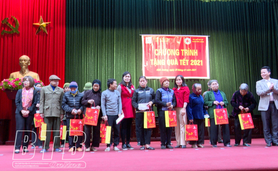 Kiến Xương: Trao 88 suất qu&agrave; tết cho người ngh&egrave;o, người c&oacute; ho&agrave;n cảnh kh&oacute; khăn 
