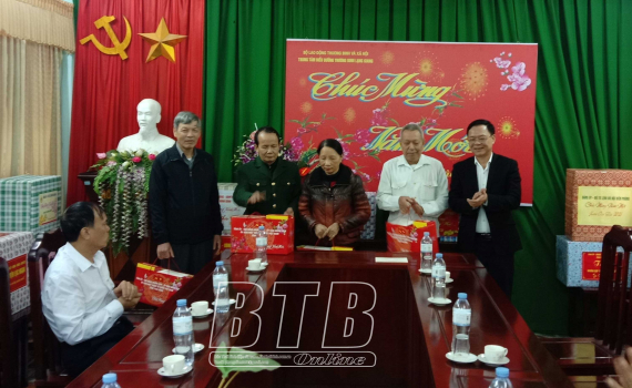 Thăm, tặng qu&agrave; tại c&aacute;c trung t&acirc;m điều dưỡng thương binh, bệnh binh