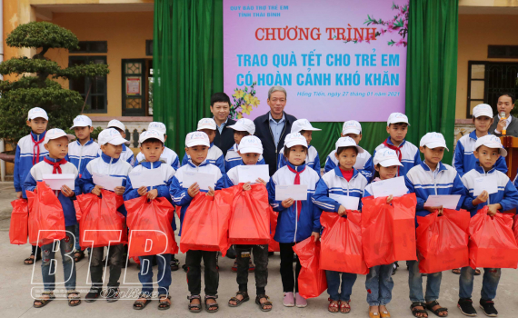 Trao 100 suất qu&agrave; tết cho trẻ em c&oacute; ho&agrave;n cảnh kh&oacute; khăn tại l&agrave;ng ch&agrave;i Cao B&igrave;nh