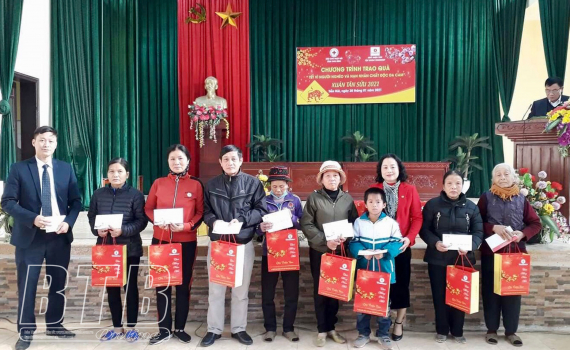 Trao 500 suất qu&agrave; tết cho người ngh&egrave;o v&agrave; nạn nh&acirc;n chất độc da cam