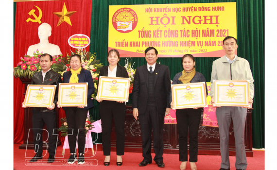 Đ&ocirc;ng Hưng: Khen thưởng 48 tập thể, c&aacute; nh&acirc;n l&agrave;m tốt c&ocirc;ng t&aacute;c khuyến học, khuyến t&agrave;i