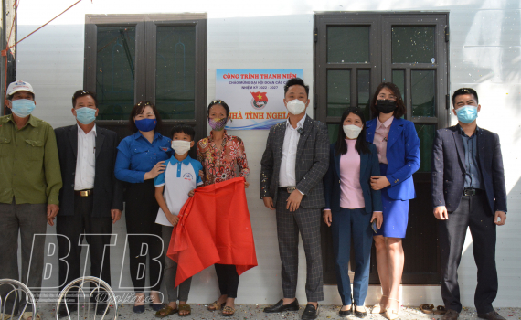 Kh&aacute;nh th&agrave;nh nh&agrave; t&igrave;nh nghĩa cho gia đ&igrave;nh học sinh ngh&egrave;o