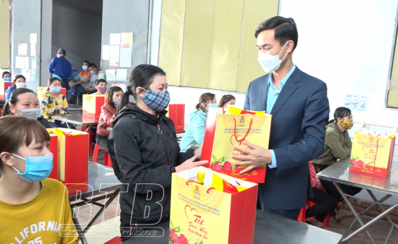 Li&ecirc;n đo&agrave;n Lao động huyện Tiền Hải: Trao qu&agrave; cho đo&agrave;n vi&ecirc;n c&oacute; ho&agrave;n cảnh kh&oacute; khăn