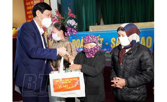 Mang tết đến với người ngh&egrave;o