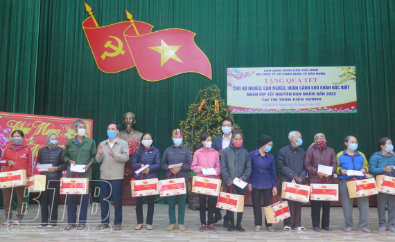 Trao qu&agrave; cho hộ ngh&egrave;o, người c&oacute; ho&agrave;n cảnh kh&oacute; khăn