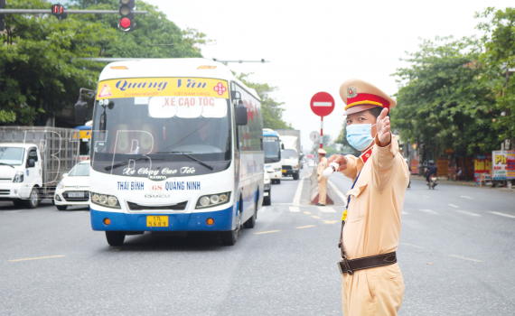 Sẵn s&agrave;ng c&aacute;c phương &aacute;n chống &ugrave;n tắc,  bảo đảm trật tự an to&agrave;n giao th&ocirc;ng quốc lộ 10