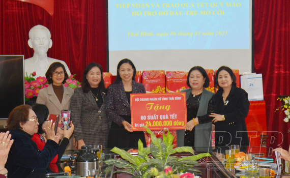 Tiếp nhận 830 suất qu&agrave; tặng phụ nữ, trẻ em ngh&egrave;o dịp tết Nguy&ecirc;n đ&aacute;n Qu&yacute; M&atilde;o