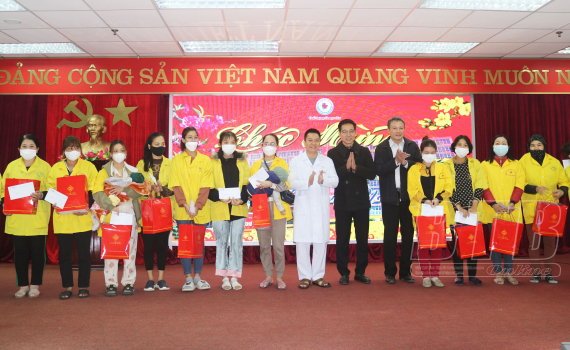 Trao qu&agrave; cho bệnh nhi c&oacute; ho&agrave;n cảnh kh&oacute; khăn