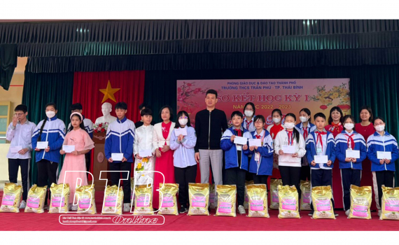 Trường THCS Trần Ph&uacute;: Tặng 50 suất qu&agrave; cho c&aacute;c em học sinh c&oacute; ho&agrave;n cảnh kh&oacute; khăn