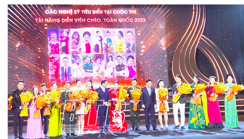 Nghệ sĩ Nguyễn Thị Thu Hường v&agrave; Nghệ sỹ L&ecirc; Trọng Khởi - Nh&agrave; h&aacute;t Ch&egrave;o Th&aacute;i B&igrave;nh được vinh danh nghệ sĩ ti&ecirc;u biểu năm 2023