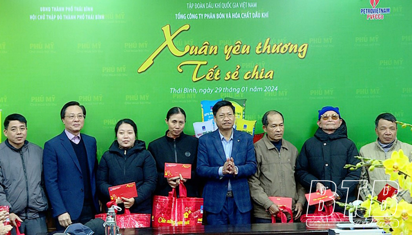 Th&agrave;nh phố: Tiếp nhận v&agrave; trao 300 suất qu&agrave; cho hộ cận ngh&egrave;o, hộ c&oacute; ho&agrave;n cảnh kh&oacute; khăn