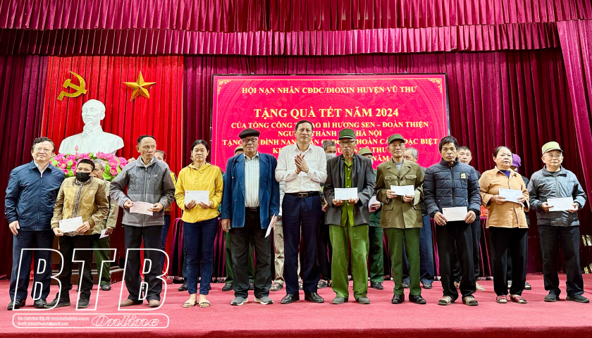 Trao 155 suất quà tết cho nạn nhân chất độc da cam huyện Vũ Thư