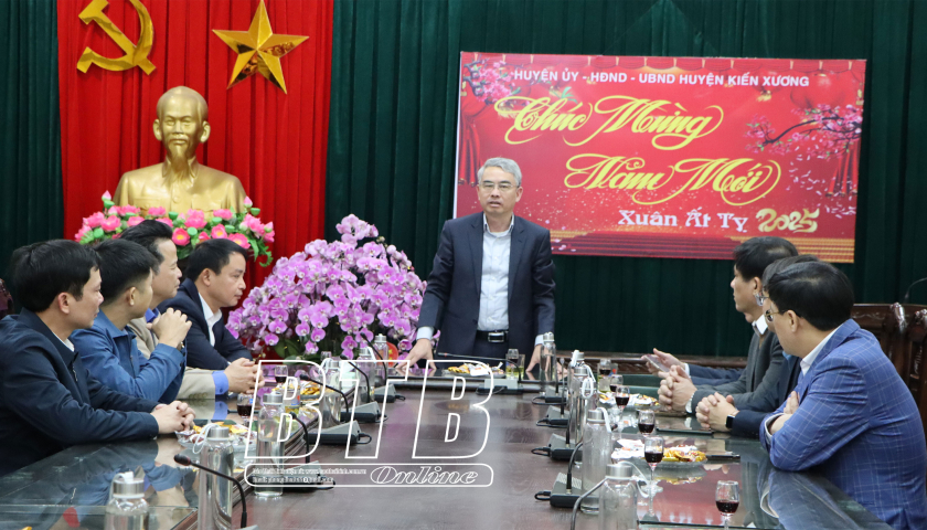 Đồng ch&iacute; Trưởng ban Tuy&ecirc;n gi&aacute;o Tỉnh ủy thăm, động vi&ecirc;n, ch&uacute;c tết c&aacute;n bộ, l&atilde;nh đạo huyện v&agrave; C&ocirc;ng an huyện Kiến Xương