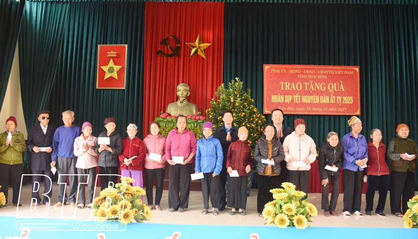 Trao tặng qu&agrave; gia đ&igrave;nh người c&oacute; c&ocirc;ng v&agrave; hộ ngh&egrave;o x&atilde; Nam H&agrave; (Tiền Hải)