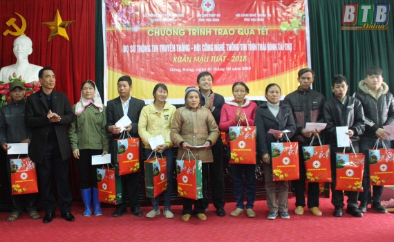 Trao 84 suất quà tết cho người nghèo