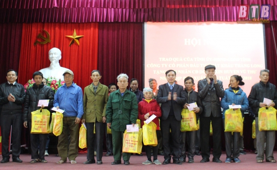 Trao 447 suất qu&agrave; cho gia đ&igrave;nh người c&oacute; c&ocirc;ng