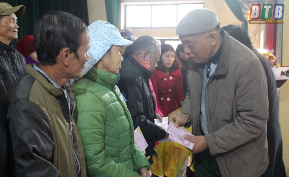 Trao hơn 990 suất qu&agrave; cho nạn nh&acirc;n da cam huyện Th&aacute;i Thụy