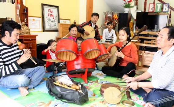 Bốn thế hệ y&ecirc;u h&aacute;t văn