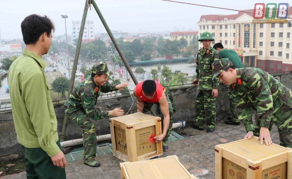 Sẵn s&agrave;ng bắn ph&aacute;o hoa đ&ecirc;m giao thừa Mậu Tuất 2018