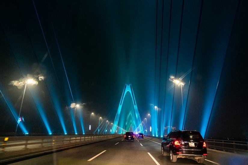 Cầu Nhật Tân bất ngờ xuất hiện trên fanpage của Nhà Trắng sau khi Tổng thống Trump tới Việt Nam