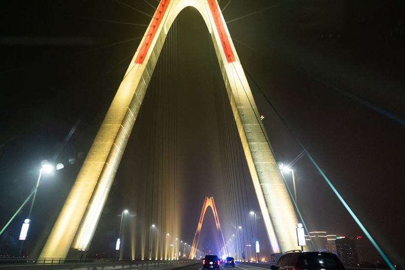 Cầu Nhật Tân bất ngờ xuất hiện trên fanpage của Nhà Trắng sau khi Tổng thống Trump tới Việt Nam