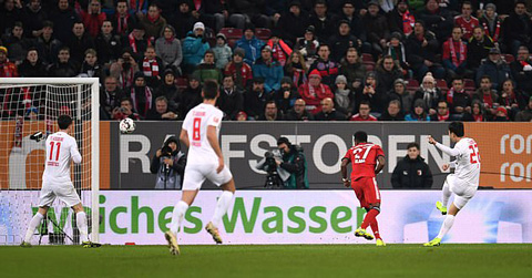 Ji Dong-won thêm một lần giúp Augsburg vươn lên dẫn trước