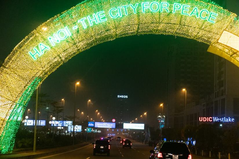 Cầu Nhật Tân bất ngờ xuất hiện trên fanpage của Nhà Trắng sau khi Tổng thống Trump tới Việt Nam