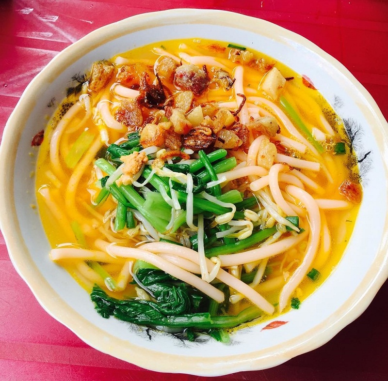 Người ta ăn bún đỏ Kon Tum với rau cần chứ không phải các loại rau sống như thông thường