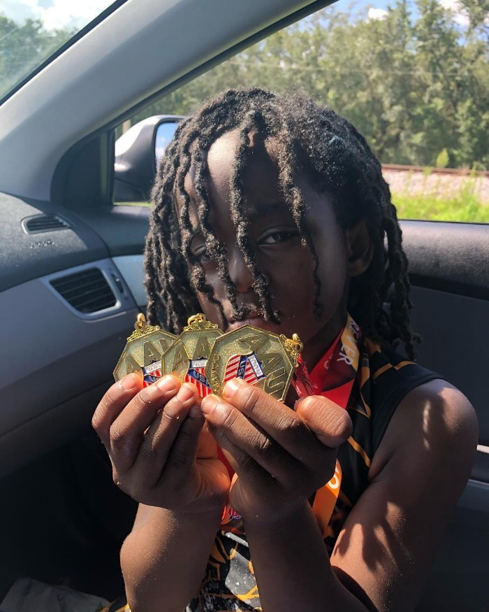 Cậu bé 7 tuổi chạy nhanh nhất thế giới gây xôn xao giới thể thao