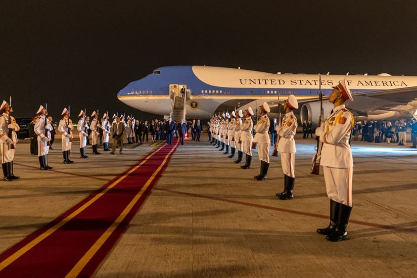 Cầu Nhật Tân bất ngờ xuất hiện trên fanpage của Nhà Trắng sau khi Tổng thống Trump tới Việt Nam