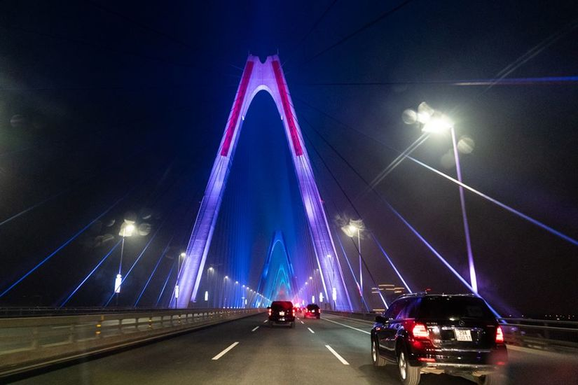 Cầu Nhật Tân bất ngờ xuất hiện trên fanpage của Nhà Trắng sau khi Tổng thống Trump tới Việt Nam