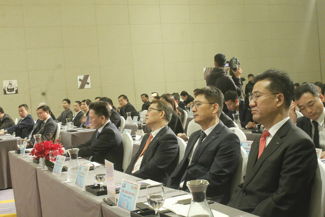 Ký kết nhà tài trợ chính Giải bóng đá LS V.League 1-2020 và LS V.League 2-2020 - Ảnh 4. Ký kết nhà tài trợ chính Giải bóng đá LS V.League 1-2020 và LS V.League 2-2020 - Ảnh 4.