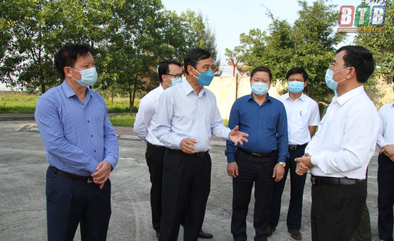Đồng ch&iacute; Ph&oacute; B&iacute; thư Tỉnh ủy, Chủ tịch UBND tỉnh kiểm tra khu vực c&aacute;ch ly người về từ v&ugrave;ng c&oacute; dịch Covid &ndash; 19 tại Trường Qu&acirc;n sự tỉnh