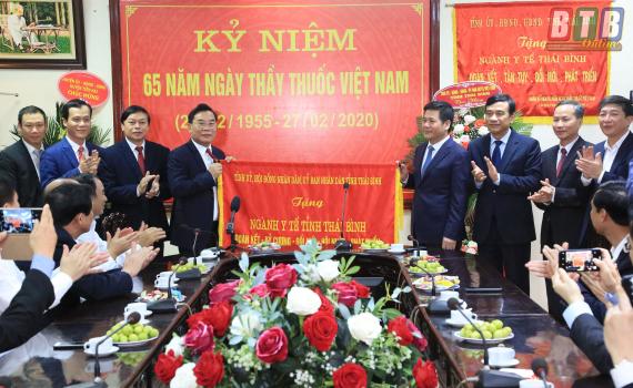 C&aacute;c đồng ch&iacute; l&atilde;nh đạo tỉnh thăm, ch&uacute;c mừng c&aacute;n bộ y tế nh&acirc;n ng&agrave;y Thầy thuốc Việt Nam
